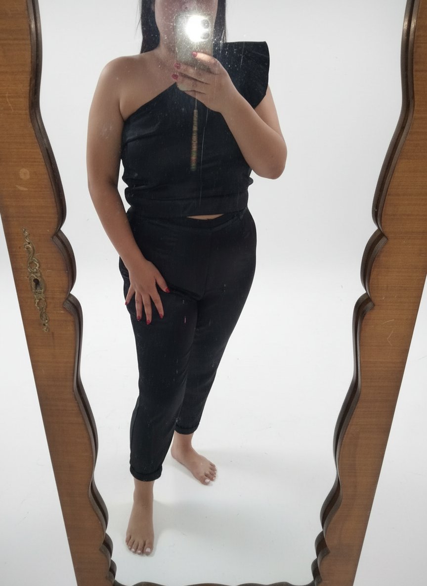Ensemble de deux pièces top je m'en fou et pantalon en soie pailletée 