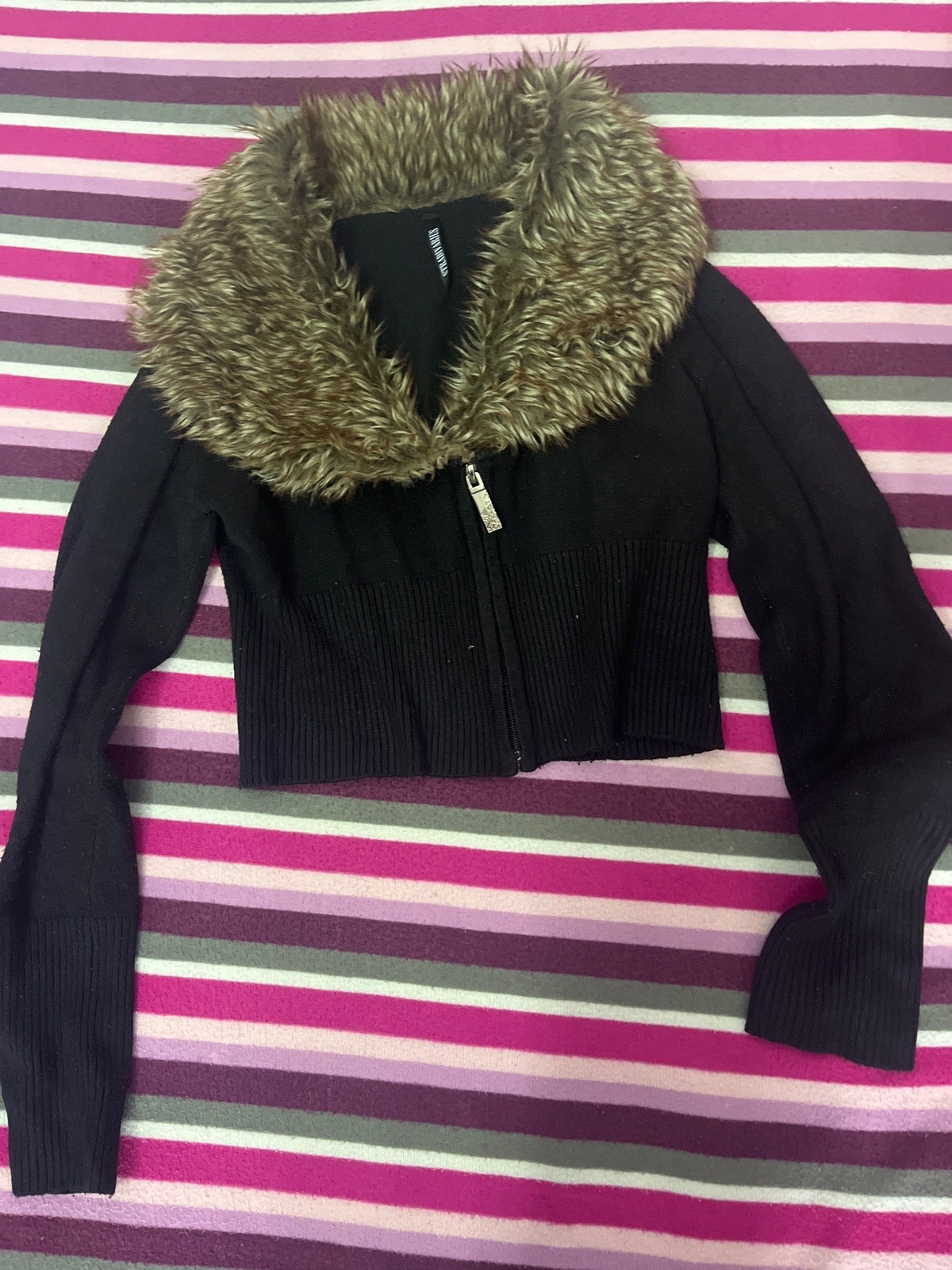 Gillet ave forrure stradivirus