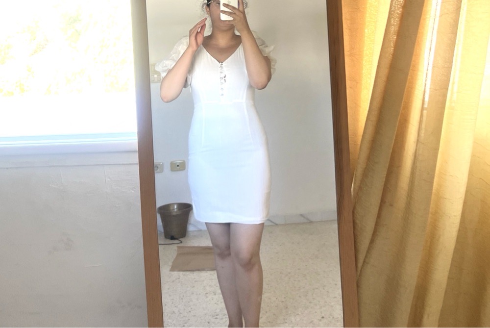 Mini robe blanche à manches bouffantes 