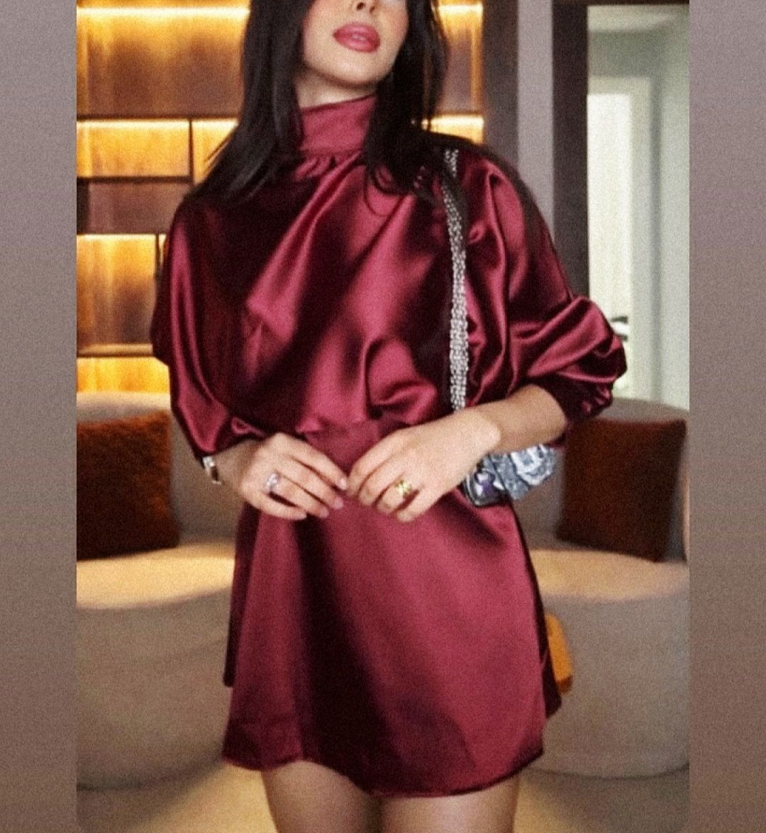 Robe satin courte ,manches longue. 