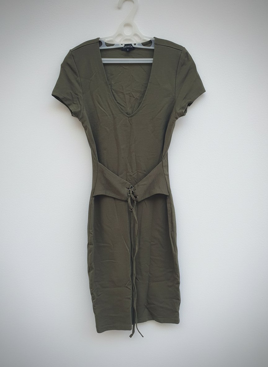 Robe moulante avec ceinture pour marquer la taille 