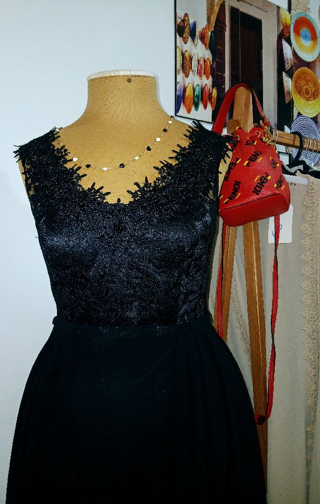 Une belle robe noir soirée en excellente état portée 2 fois la taille S/M