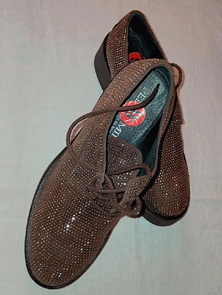 Un joli derbie marron avec cristaux en excellente état la pointure 36
