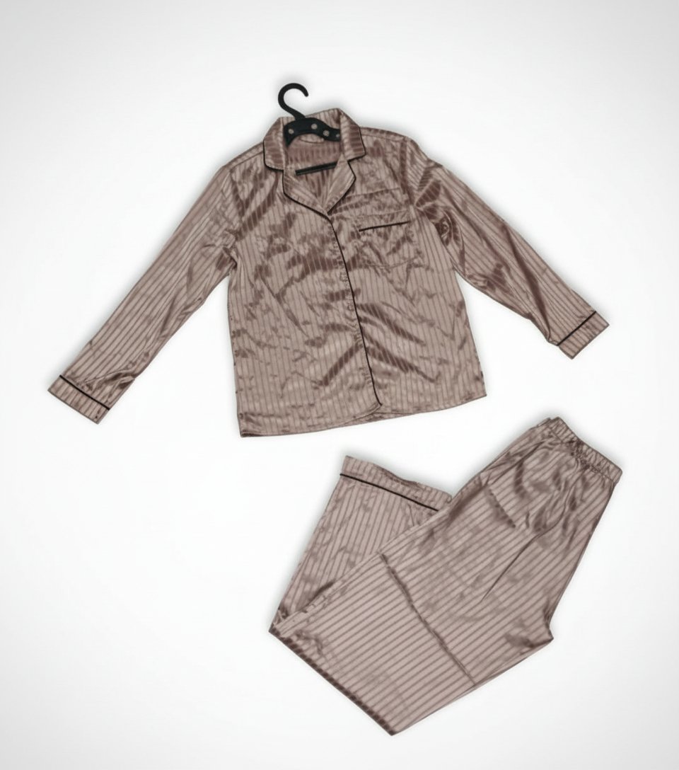 Une belle pyjama satinée en bon état la taille 36
