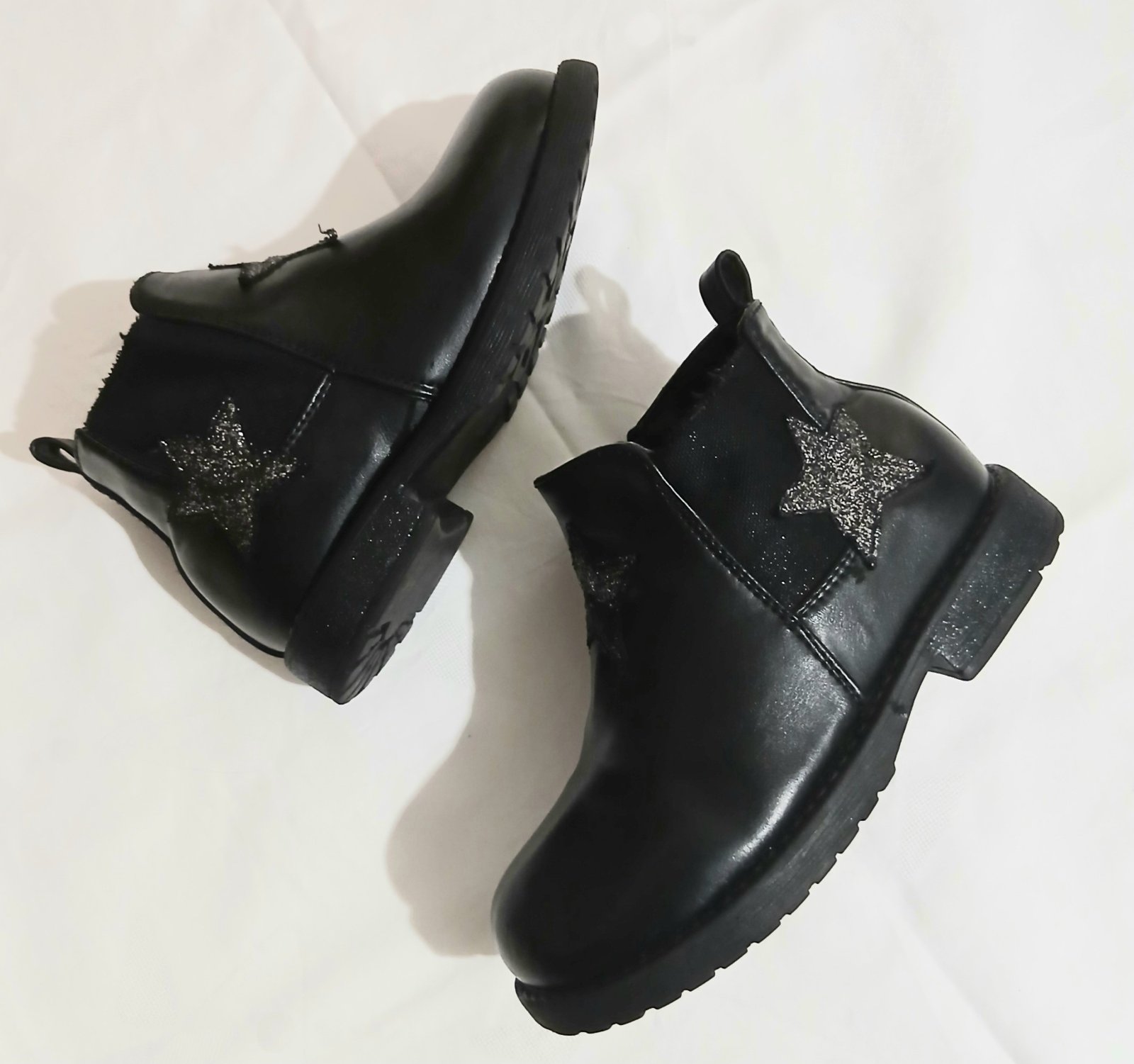Des bottines noir en vrai cuir pour fille pointure 24/25 en etat extra
