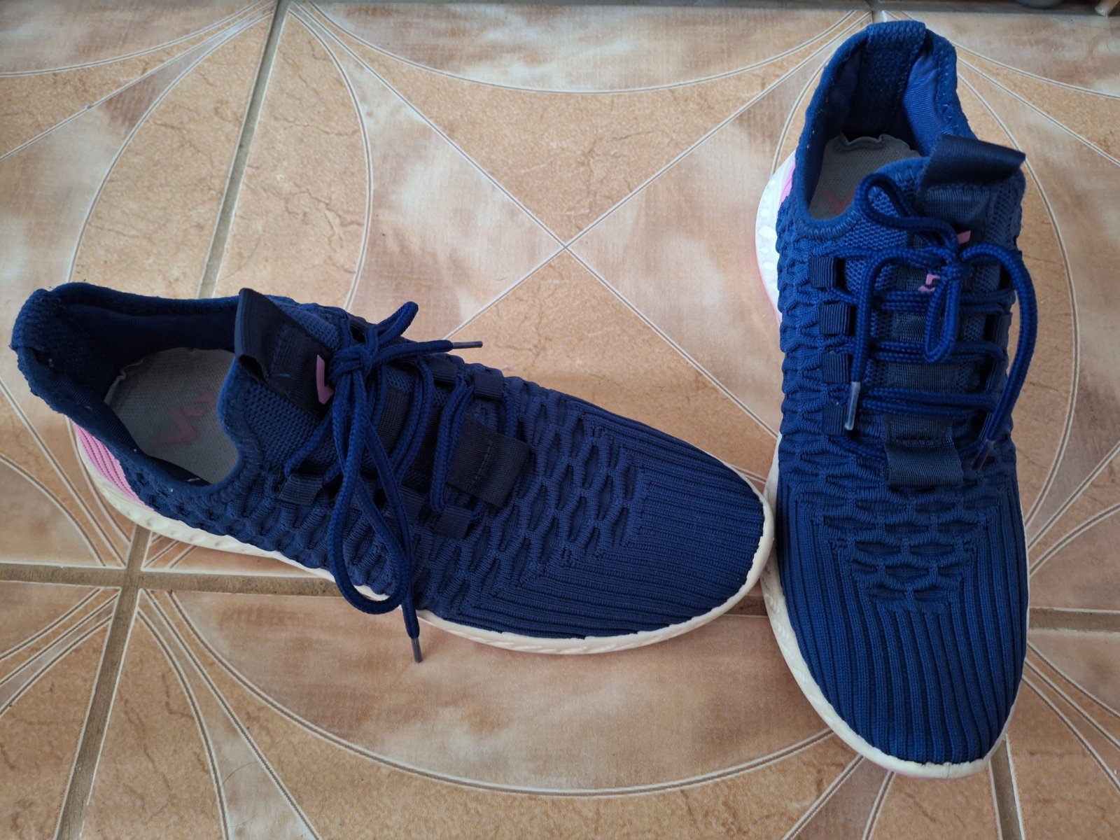 Des beaux baskets sportifs légers la pointure 38 en excellente état 