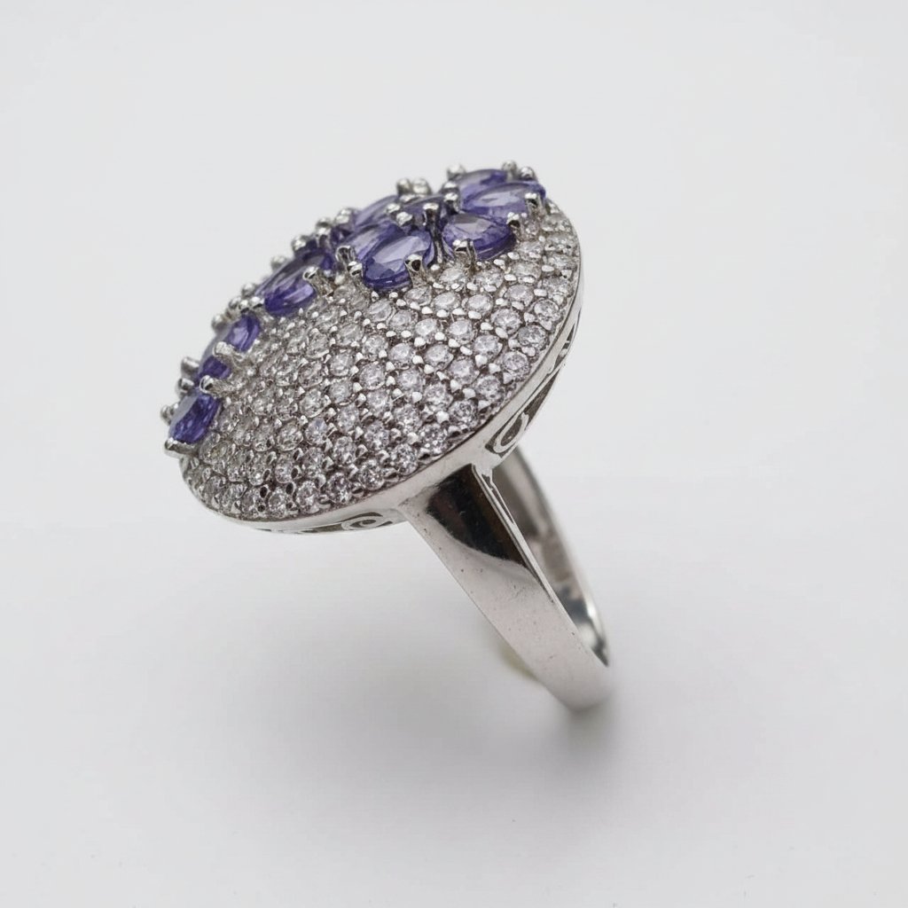 Une jolie bague en acier inoxydable silver avec cristaux Lilas la taille 58