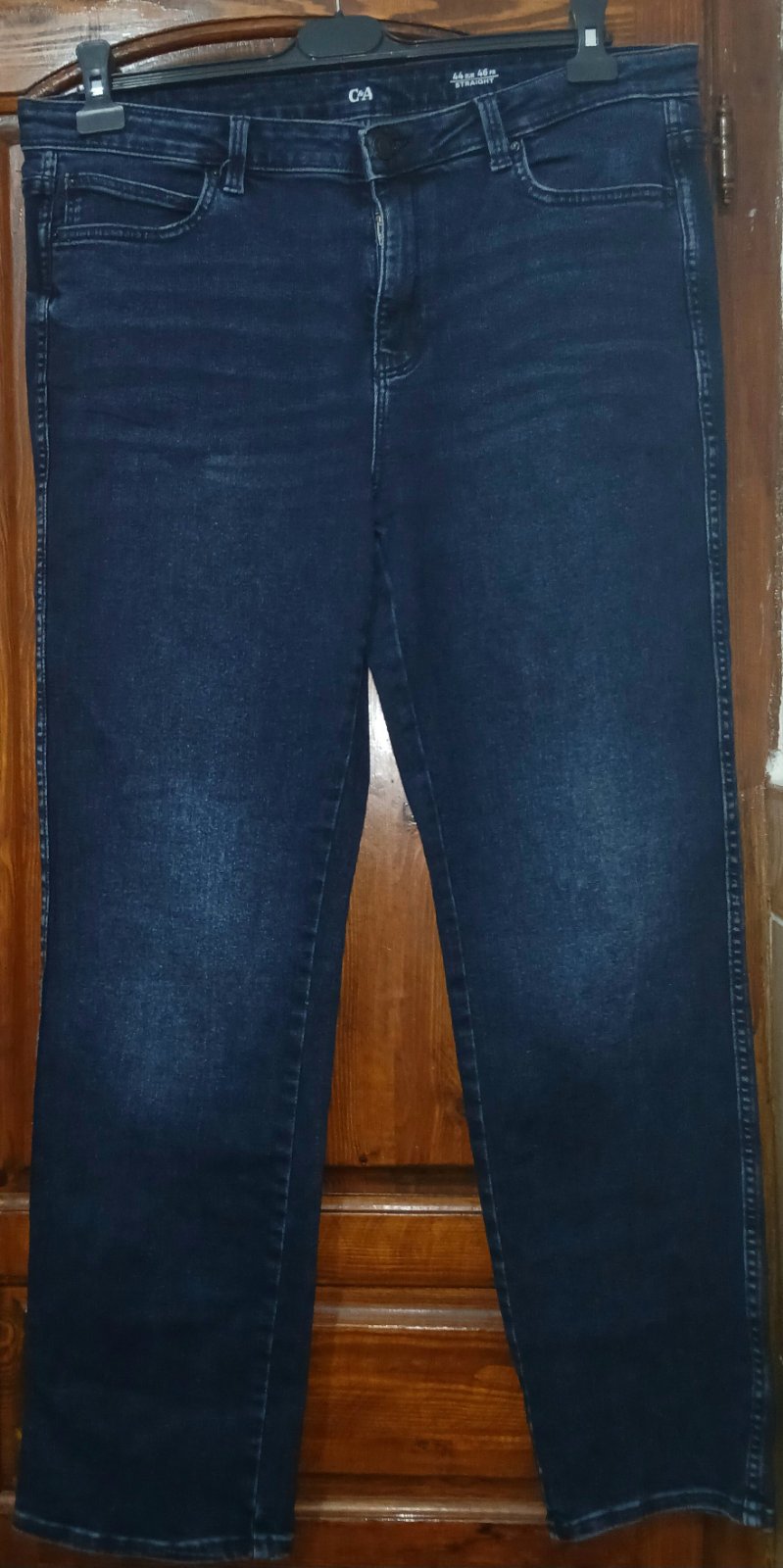 Un beau jean bleu foncé la marque C&A  en excellente état la taille 44/46