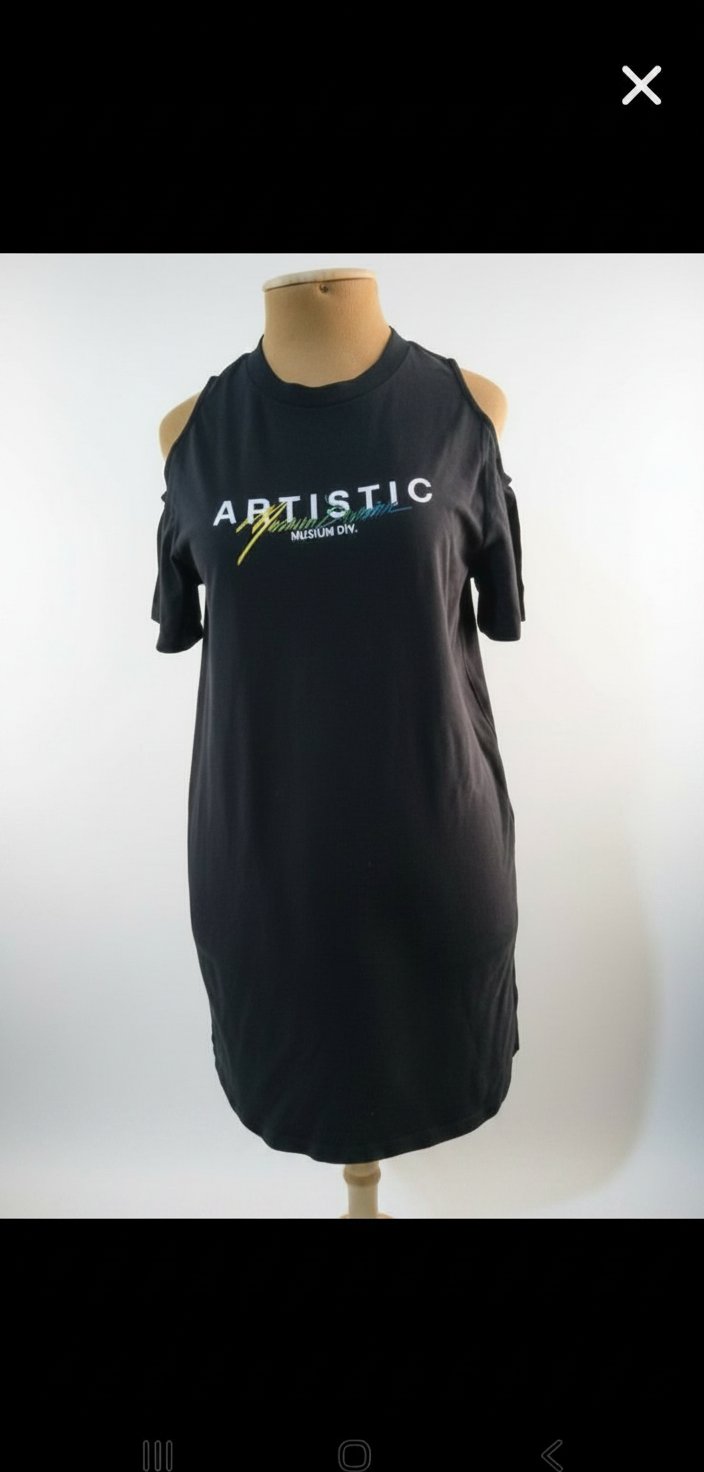 Une jolie robe noir sport chic en cotton état parfait la taille M/L 