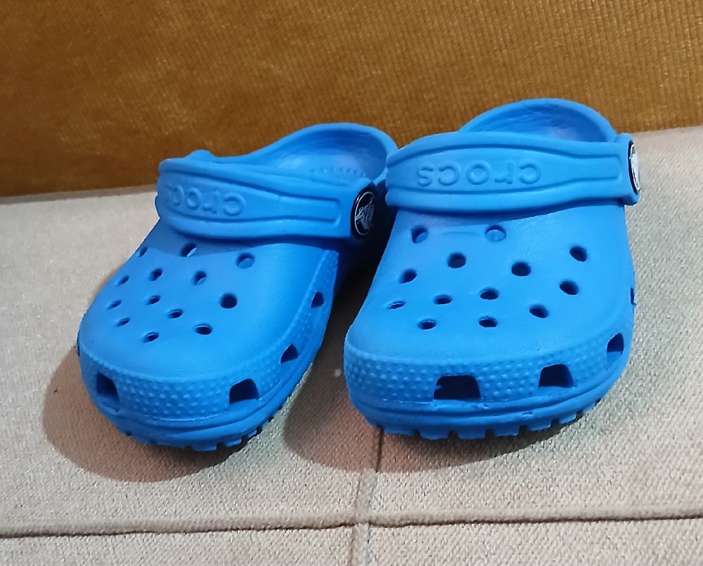 Des jolis crocs originaux en excellente état pour la pointure 19/20