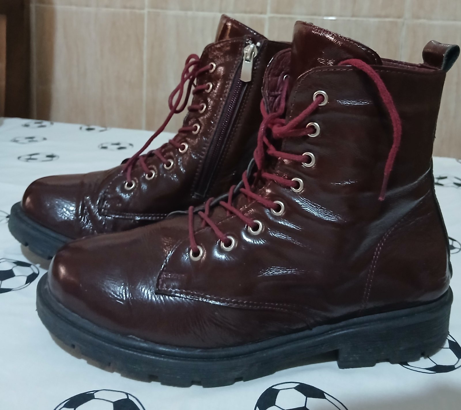 Des jolis bottines burgendy en excellente état pointure 38