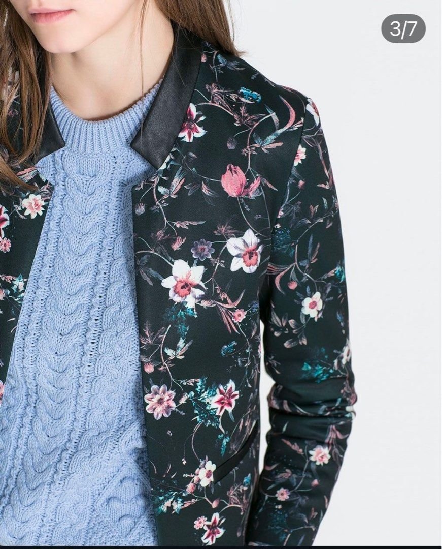 Une jolie blazer vert fleurie Zara Bazic made in spain état parfaite la taille M 