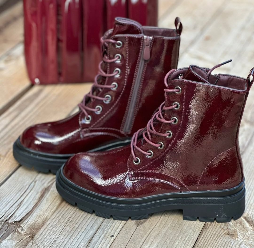 Des jolis bottines burgendy en très bon état la pointure 38