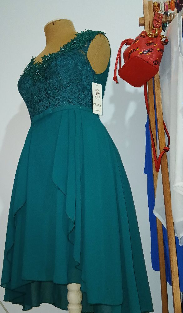 Une très belle robe neuve vert sapin soirée made in italy la taille S/M