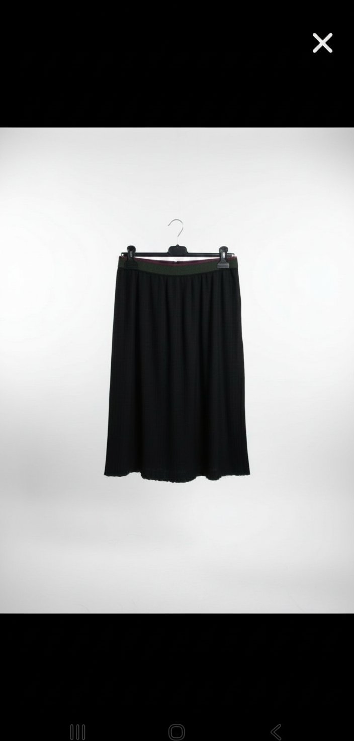 Un joli jupe plissé chanel la taille 42/44 en bon état 