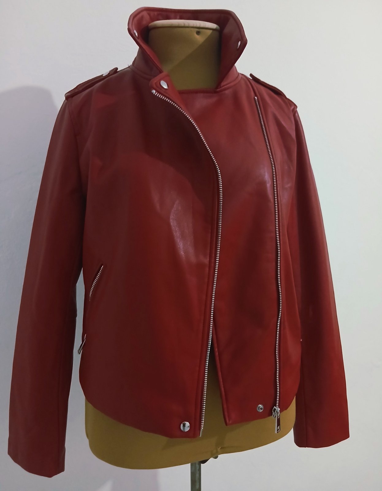 Une jolie veste rouge bordeau simili cuir neuve la taille M/L 