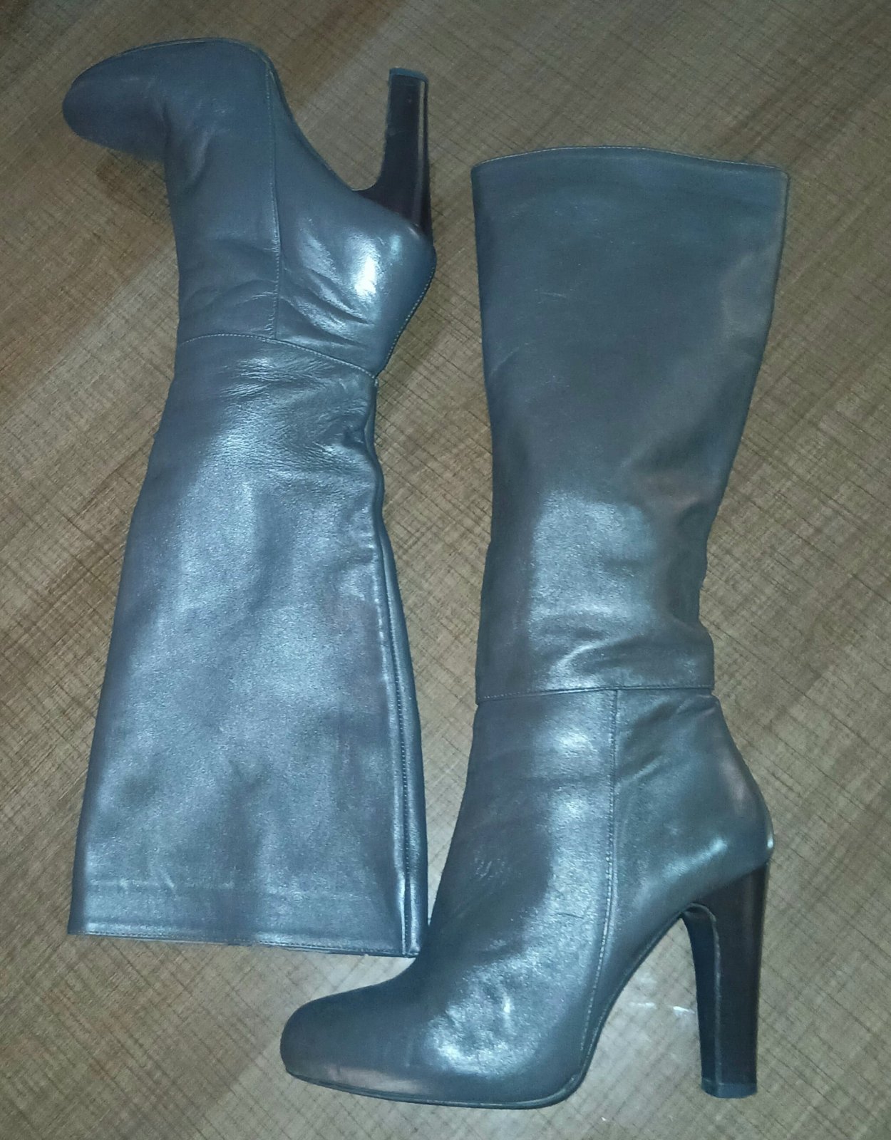 Des jolis bottes gris charbon en vrai cuir pointure 39 porté une seule fois