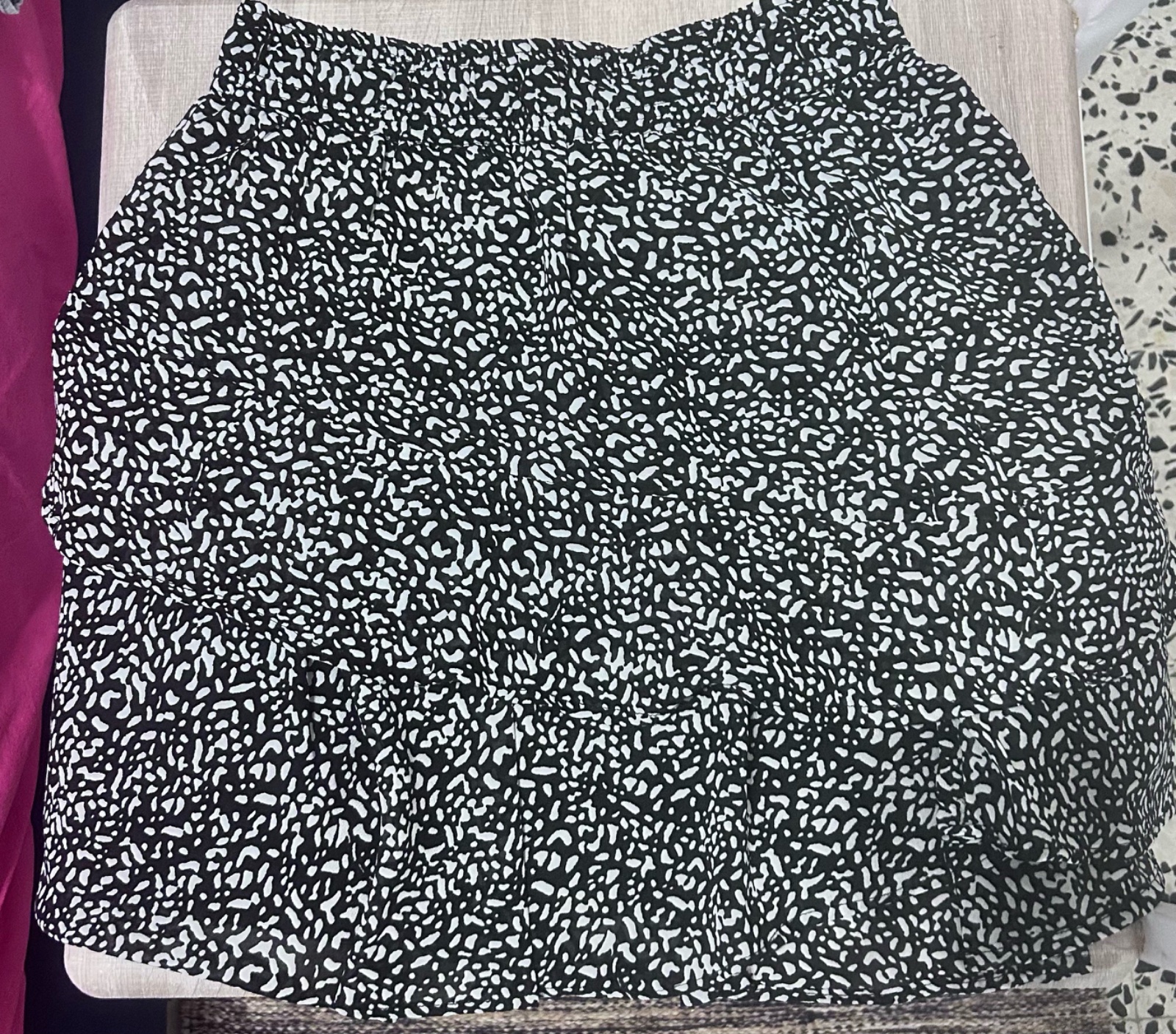 Mini jupe à volants noir et blanc 