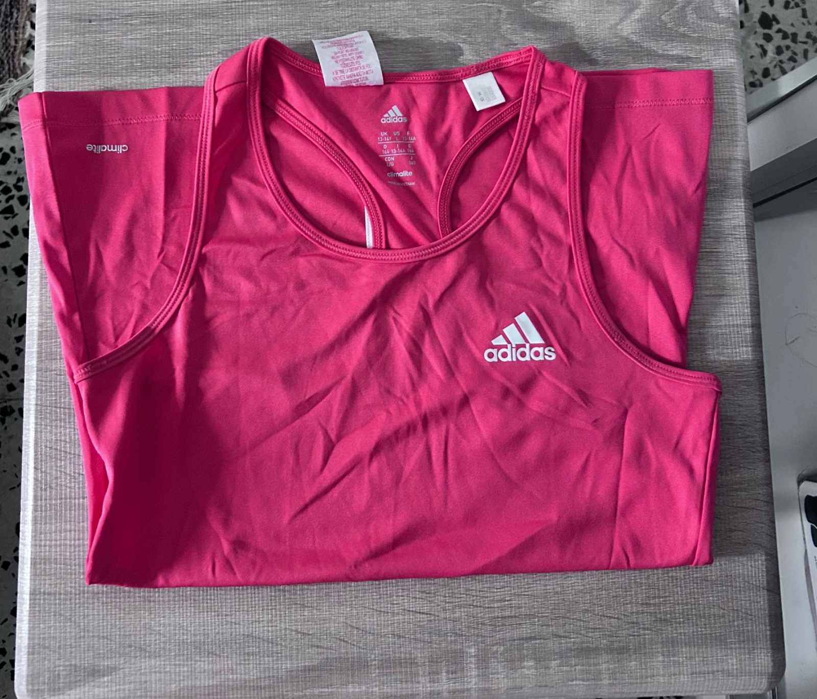 Debardeur Adidas en rose fuchsia en bon etat 