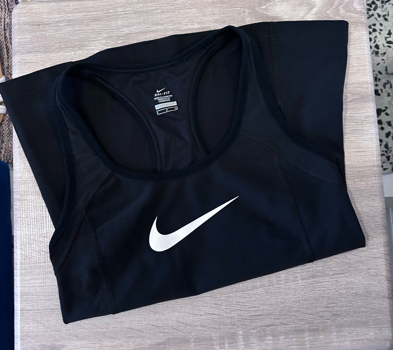 Debardeur nike noir en bon etat 
