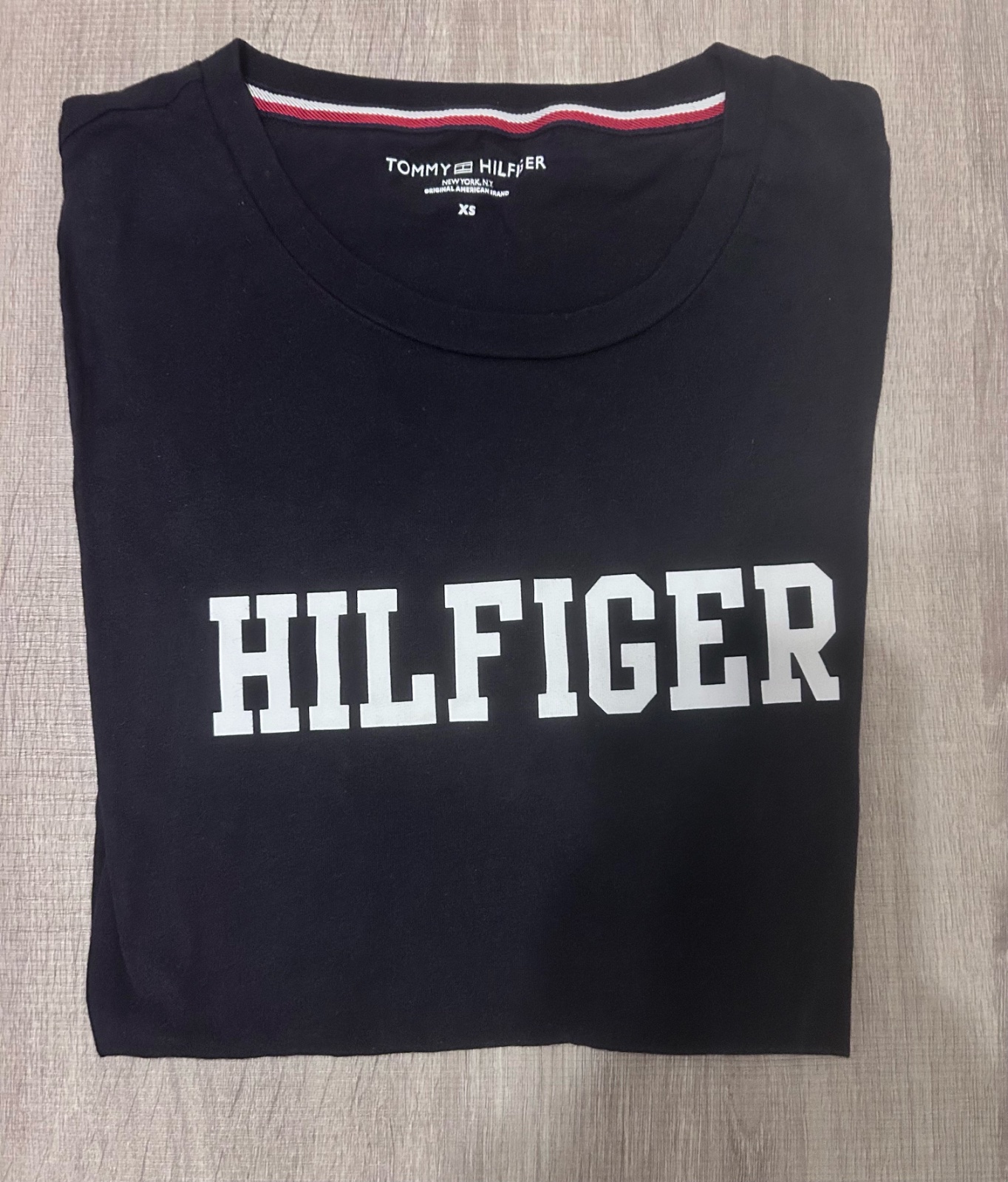 Teeshirt manche courte de la marque Tommy Hilfiger en bleu foncé  