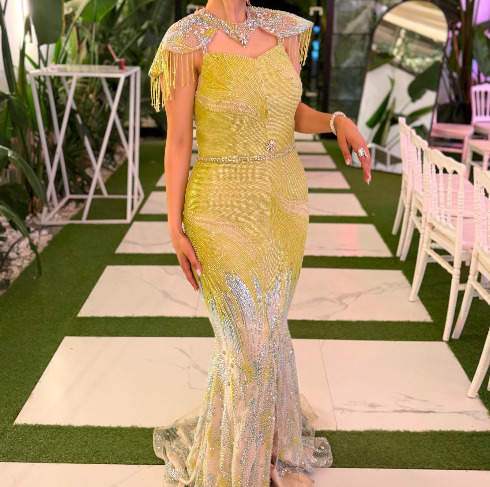 Robe soirée sur mesure jaune aux détails argentés 