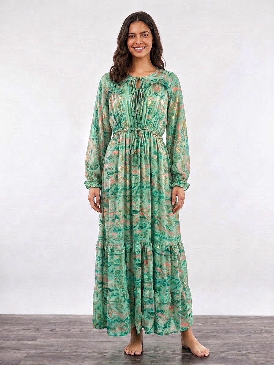 Robe longue verte à motifs et détails dorés