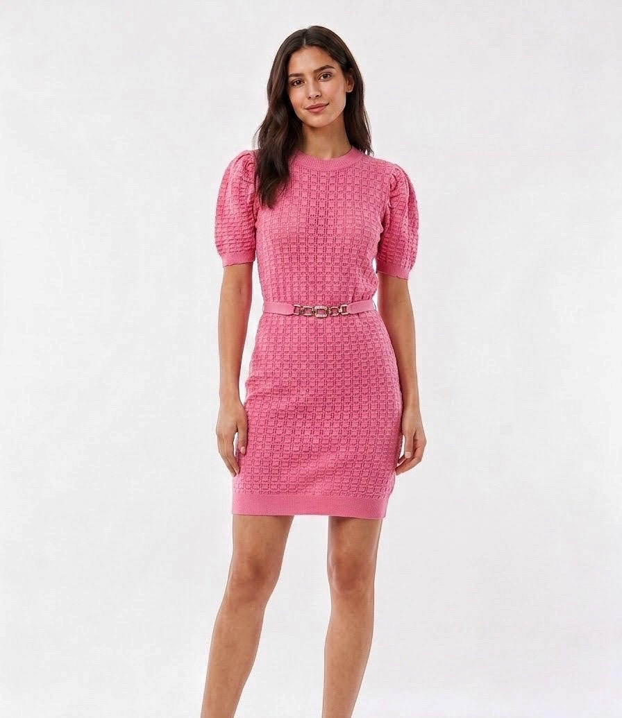 Robe courte en maille rose avec ceinture dorée