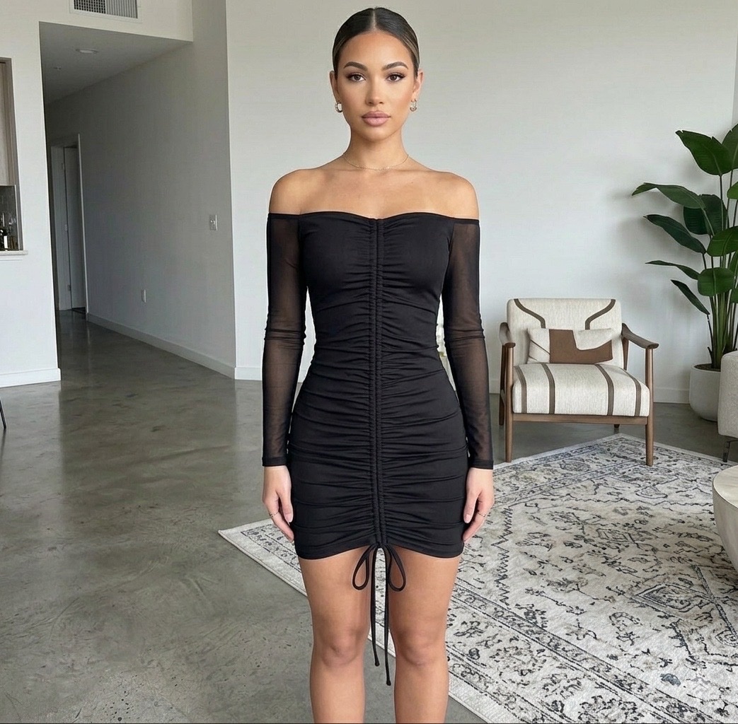 Robe noire avec des manches dentelles