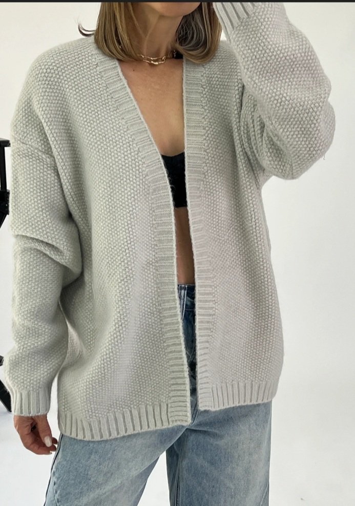Un cardigan en laine oversise 