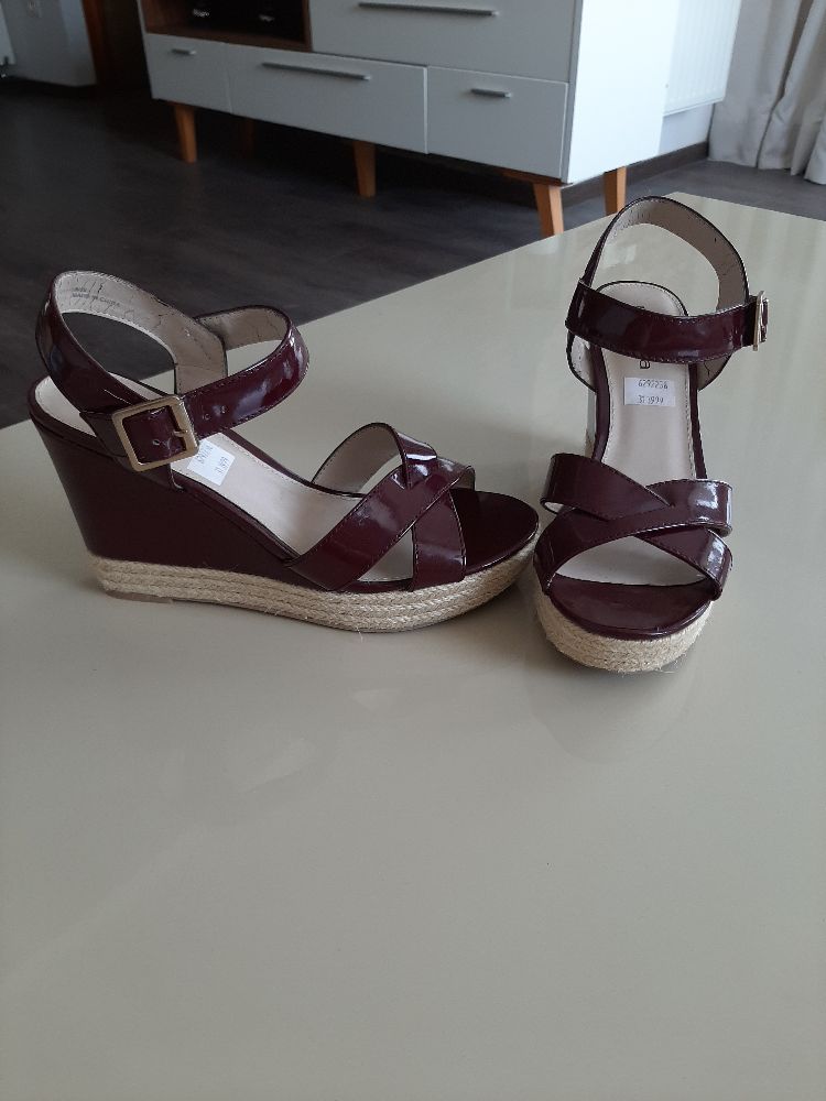 Compensées vernis obergine.