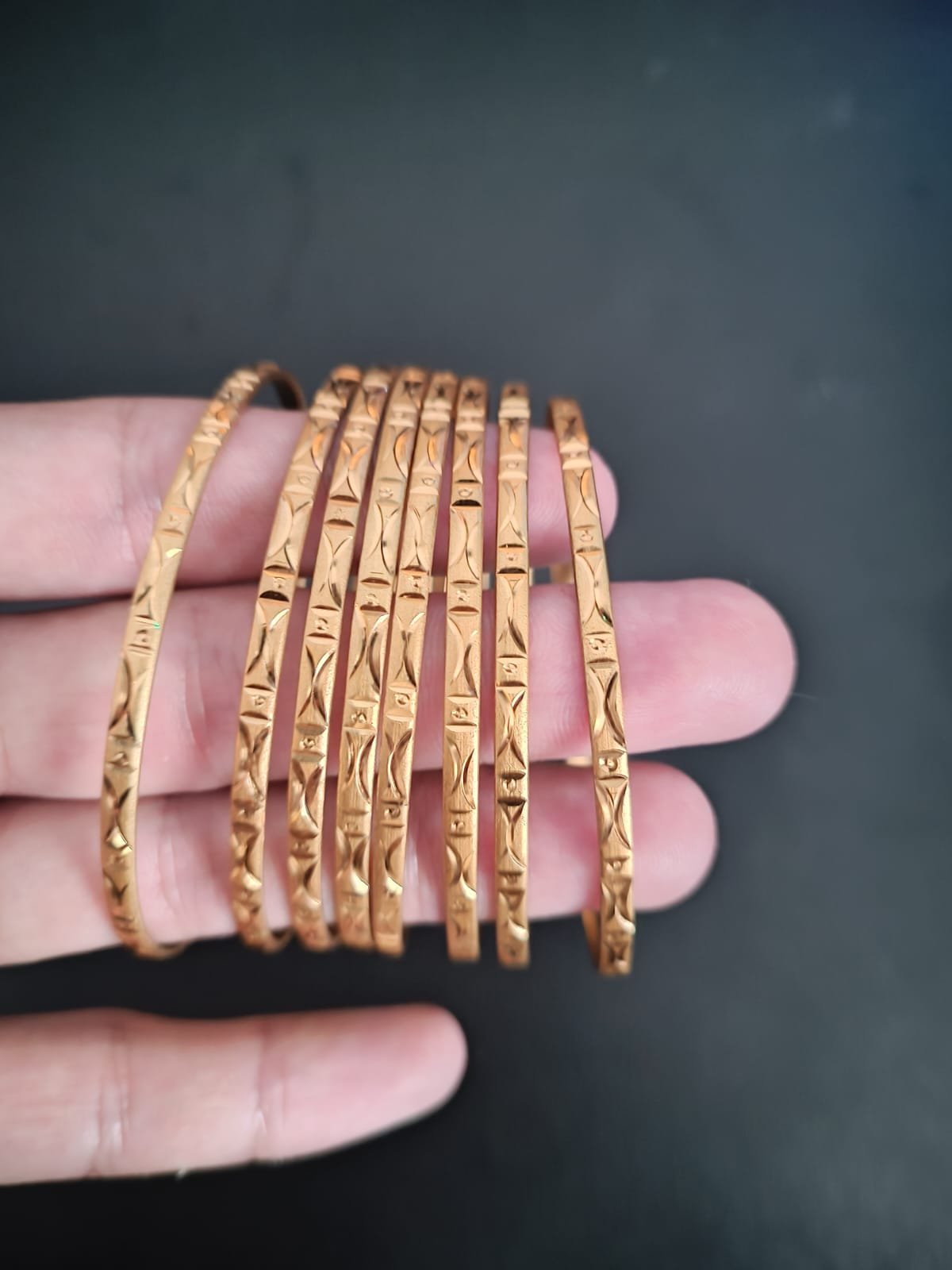 Lot de 8 bracelets plaqué or, importés d’Angleterre
