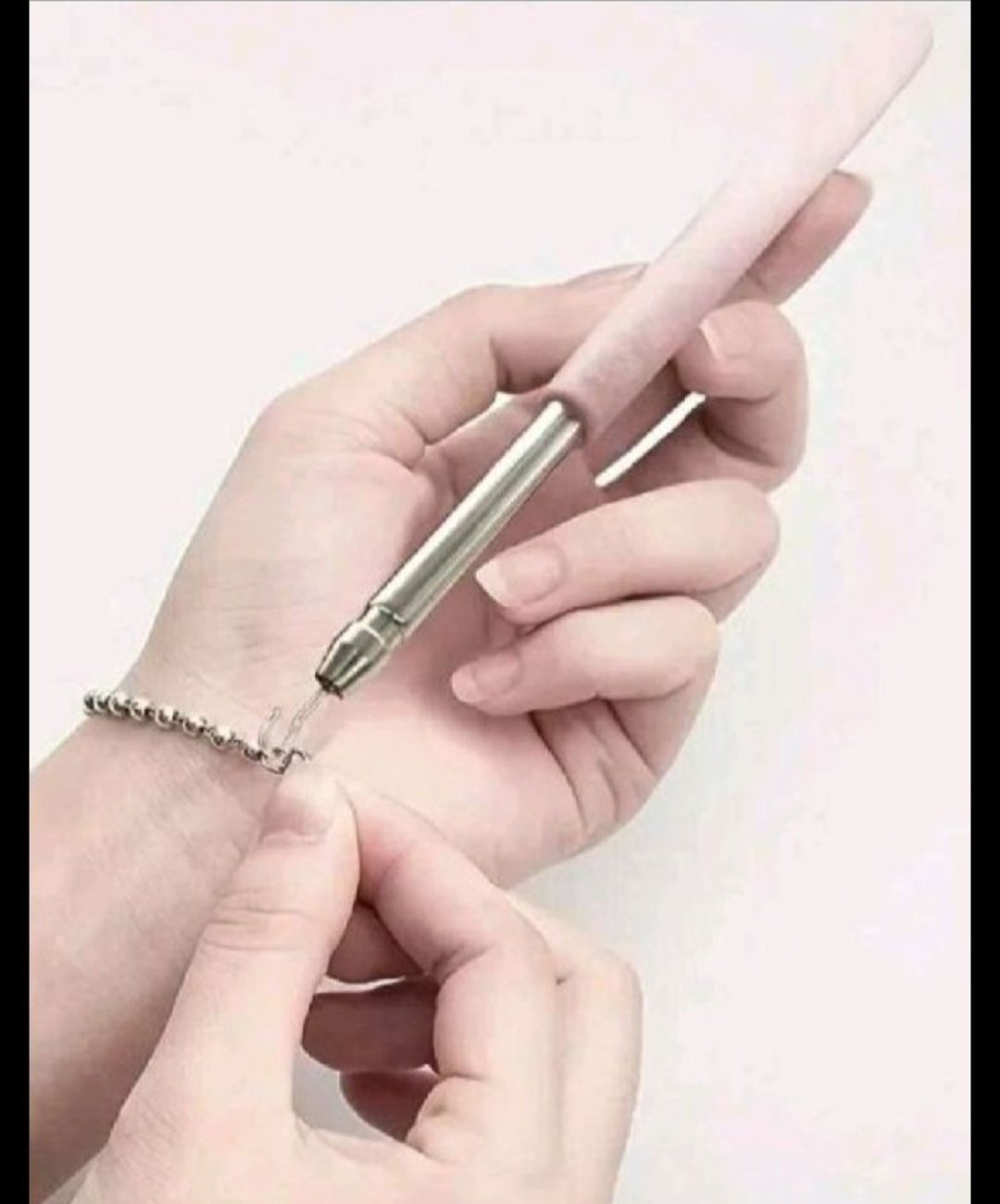 Très UTILE et pratique pour faciliter la fermeture des bracelets subliiiiime❤️❤️❤️❤️❤️❤️❤️une pièce outil d aide de port de bracelet en acier inoxydable neuuf importé 
