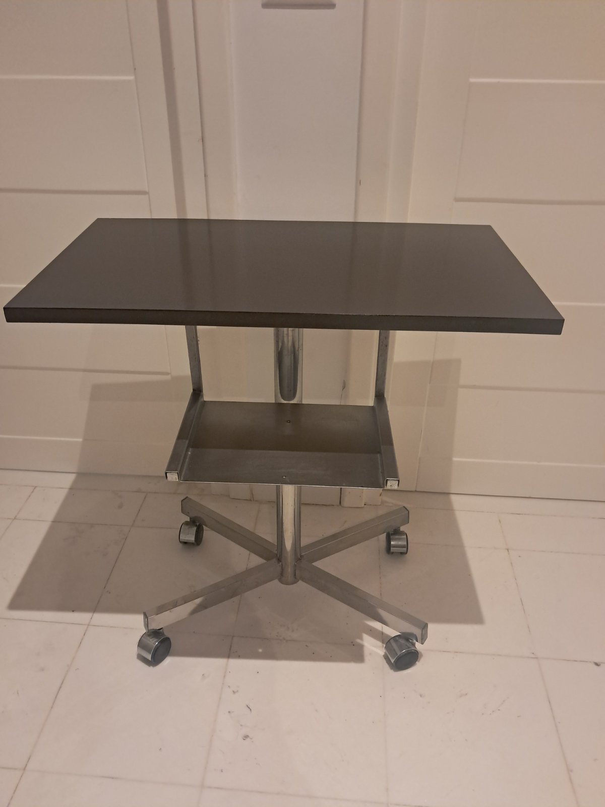 Subliiiiime❤️❤️❤️ mobilier polyvalent doté d un plateau rectangulaire foncé 72cm/42cm d une étagère intermédiaire 40cm/42cm et d une structure en métal montée sur un piètement à qautre roulettes pivotantes