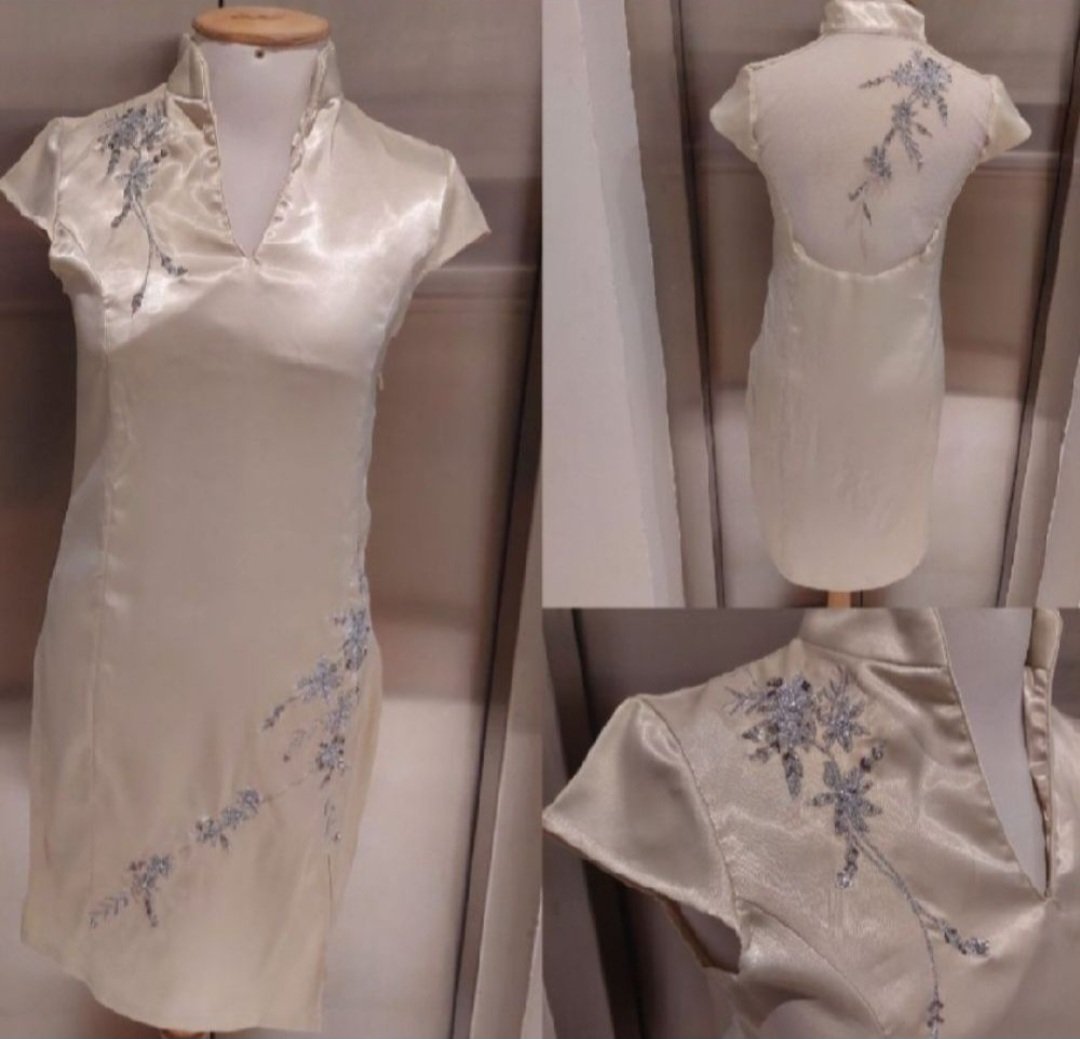 TRÈS ÉLÉGANTE❤️❤️❤️❤️❤️ robe chinois crème satinée dos transparent à motifs brodée avec petite devant sur le côté chic taille 40/42