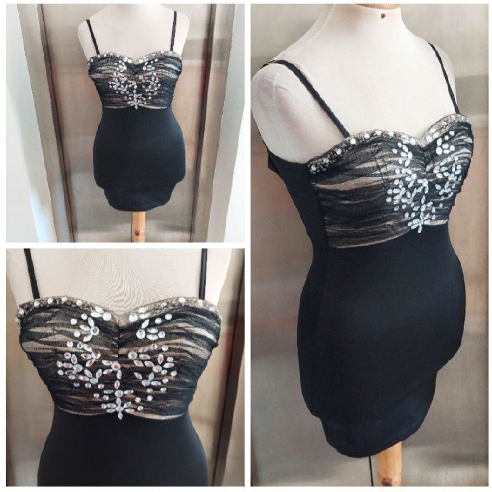 Subliiiiime ❤️ ❤️ ❤️ ❤️ robe de soirée poitrine décorée par des cristaux taille 34/36 de la marque SISTERS neuve avec étiquette 🏷 