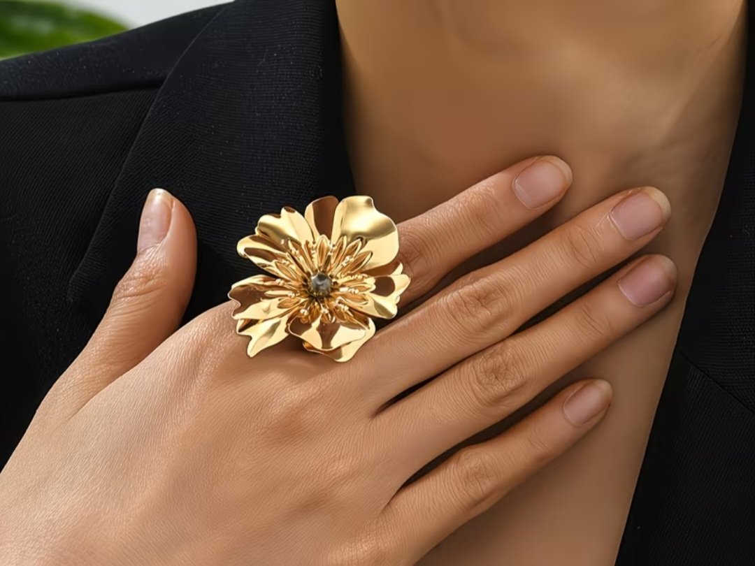 Subliiiiime❤️❤️❤️❤️❤️ grosse bague réglable en fleur orné de faux diamant neuuuf 