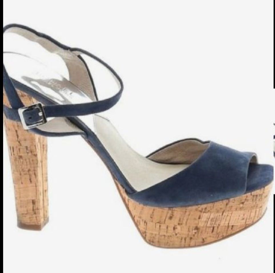 Subliiiiime ❤️ ❤️ ❤️ ❤️ sandale bleu à talon fashion très confortable et souple pointure 38