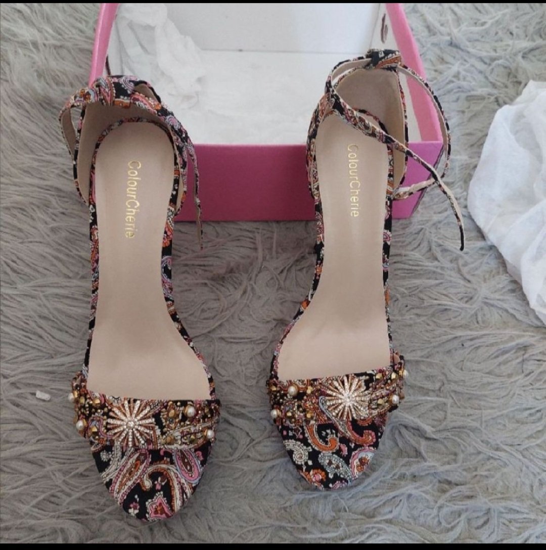 Subliiiiime❤️❤️❤️❤️❤️❤️❤️ escarpin très élégant de COLOUR CHÉRIE pointure 39 neuf très beau en vrai ❤️❤️❤️❤️