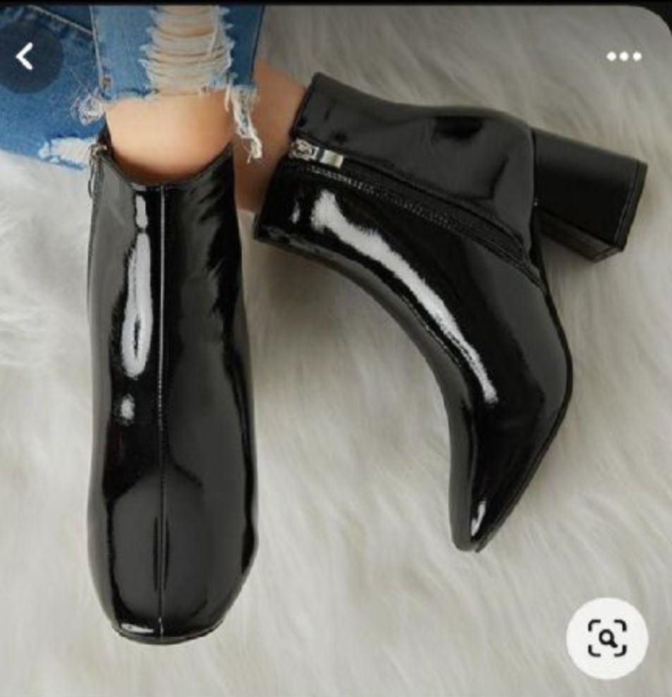 Subliiiiime ❤️ ❤️ ❤️ ❤️ ❤️ bottine fourrée à l intérieur moitié verni et moitié daim fashion avec des clous au bordure pointure 36 comme neuf 
