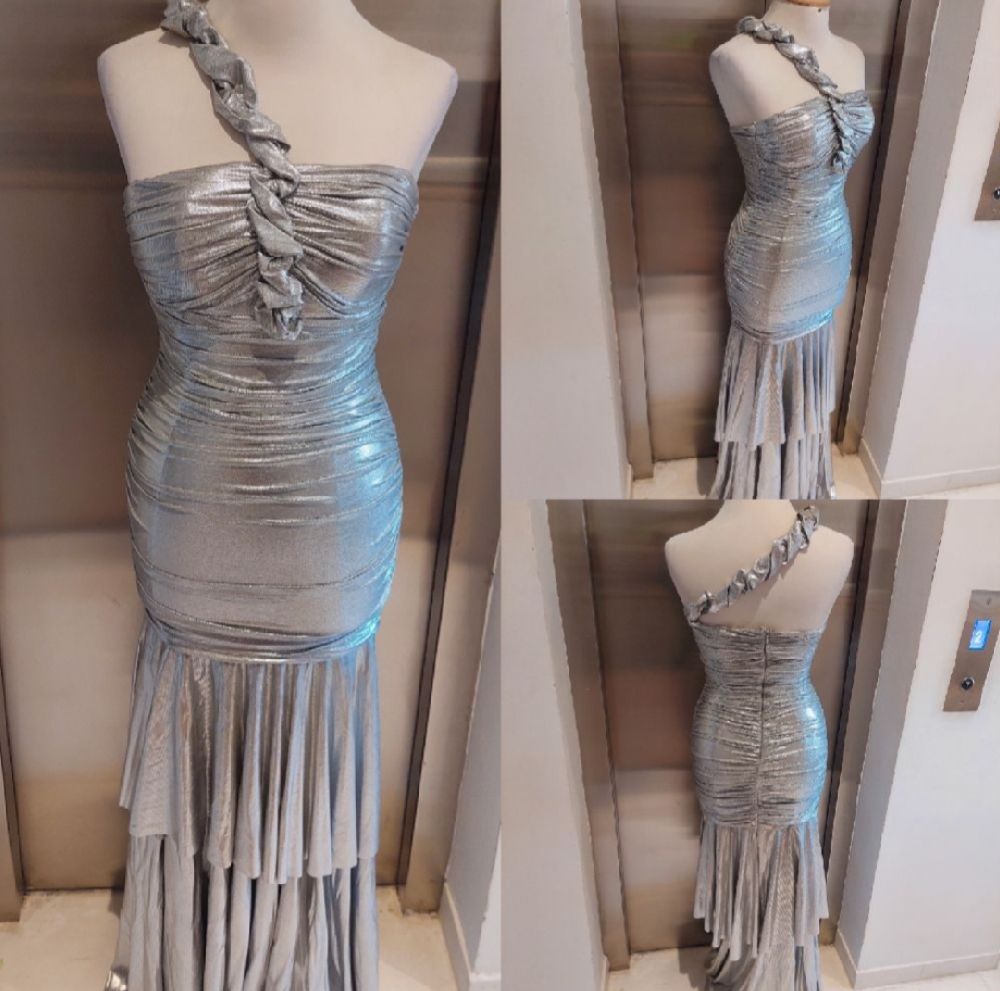 Subliiiiime ❤️ ❤️ ❤️ et très très élégante robe drapée poitrine rembourrée longue à franges couleurs argentés chic taille 36 neuve 
