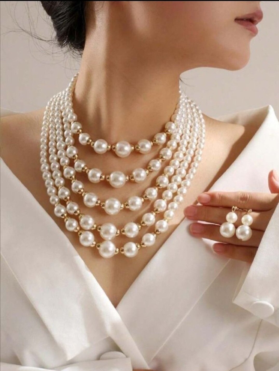 Subliiiiime ❤️❤️❤️❤️parure très élégante ❤️collier en 5 rangés et ❤️boucles d oreilles en fausse perles neuuuve 