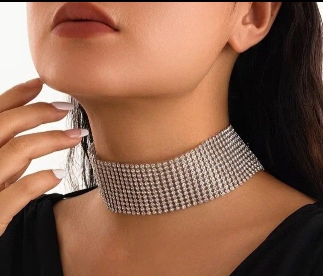 Subliiiiime ❤️❤️❤️❤️collier ras du cou en strasses brillants saillants argentés neuuuf 