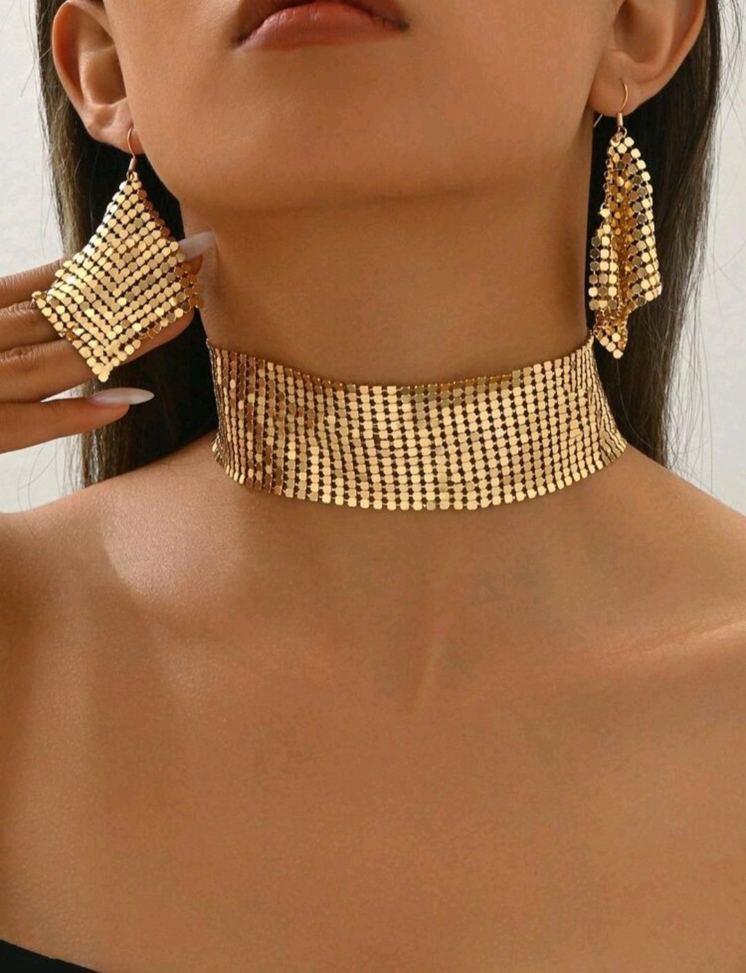 Subliiiiime❤️❤️❤️ parure  collier ras du cou et boucles d oreilles en métal léger doré neuuuf 