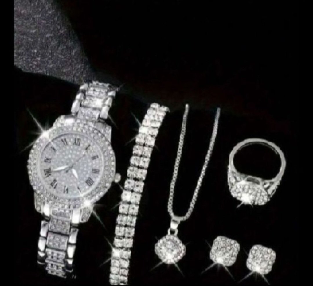Subliiiiime❤️❤️❤️❤️❤️ montre argentés en strasses brillants et parure argentés en strasses ❤️collier ❤️bracelet et ❤️boucles d'oreilles et❤️ bague❤️ neuuuf importé 