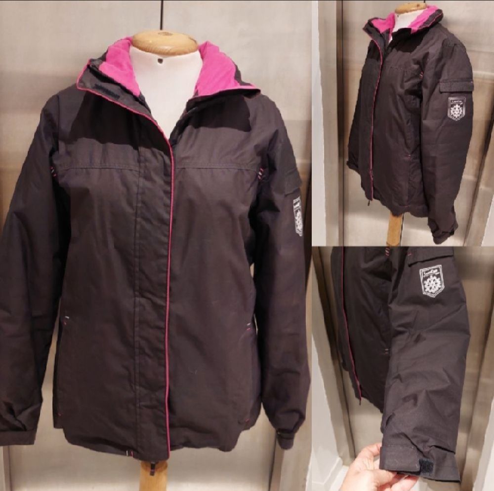Subliiiiime ❤️ ❤️ ❤️ parka imperméable à capuche incrusté au col derrière de fitness de DECATHLON WED'ZE taille 38/40
