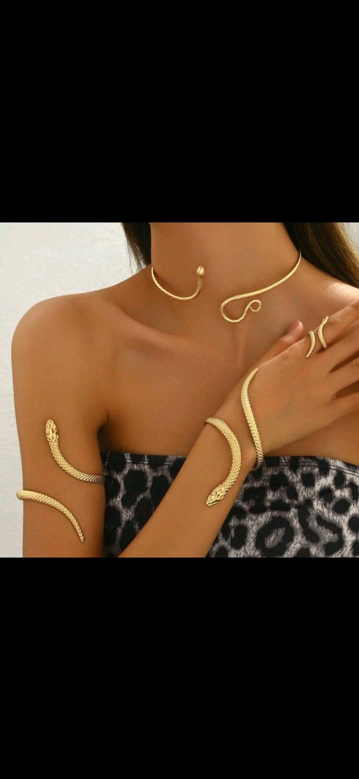 Subliiiiime❤️❤️❤️❤️❤️ 4 pièces parure légère en forme de serpent❤️ collier ras du cou❤️ bracelet❤️ jonc ❤️et bague❤️ doré neuuuf 