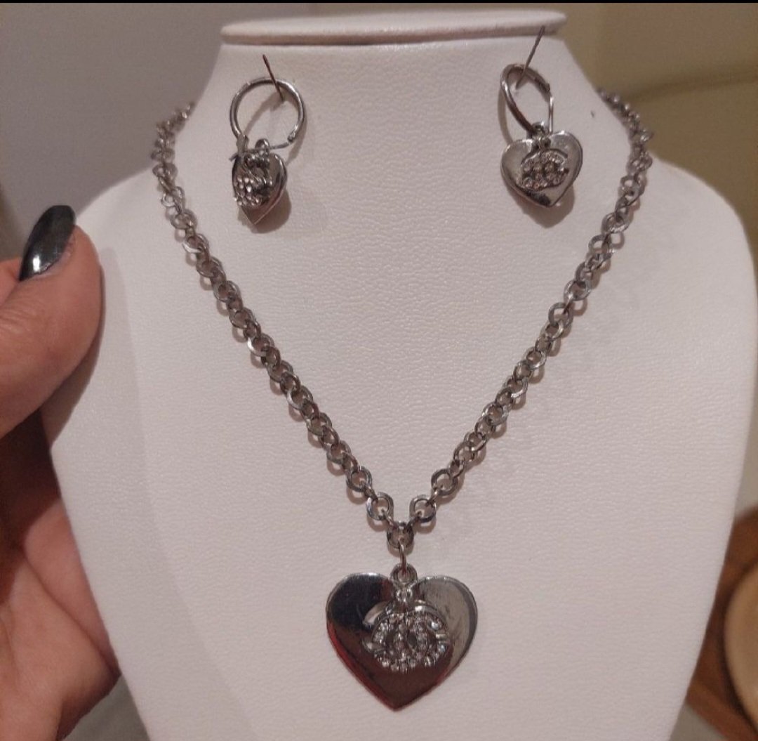 Subliiiiime ❤️❤️❤️❤️❤️collier ❤️et❤️ boucles d oreilles en acier inoxydable pendentif en forme de  cœur incrusté sigle CHANEL en strasses brillants 