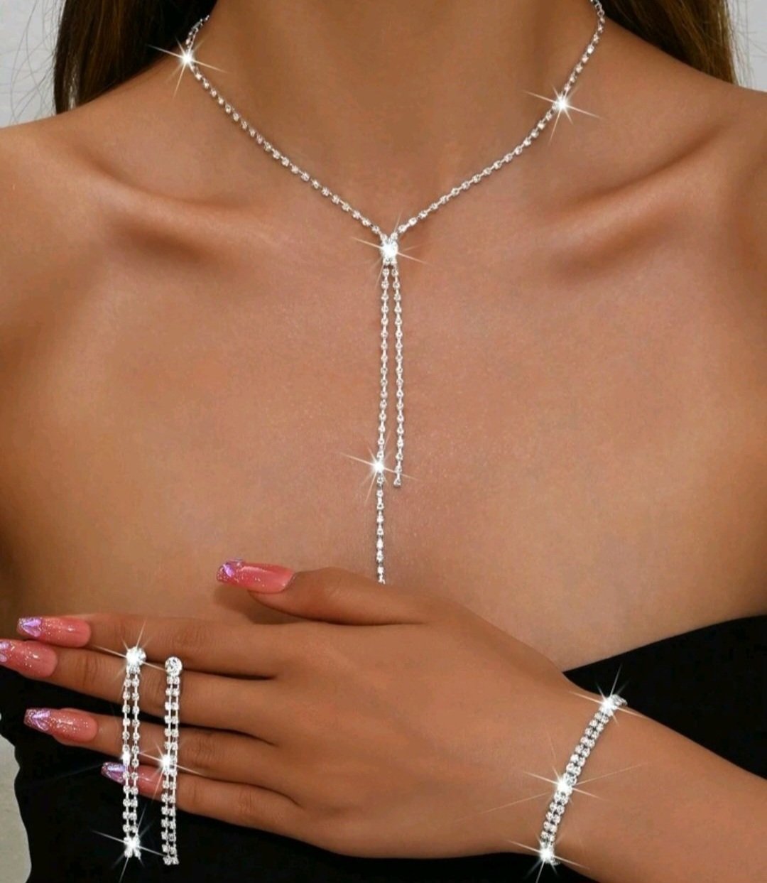 Subliiiiime❤️❤️❤️❤️ parure en strasses très élégant ❤️collier❤️ bracelet et❤️ boucles d'oreilles❤️ argentés brillants neuuuf 