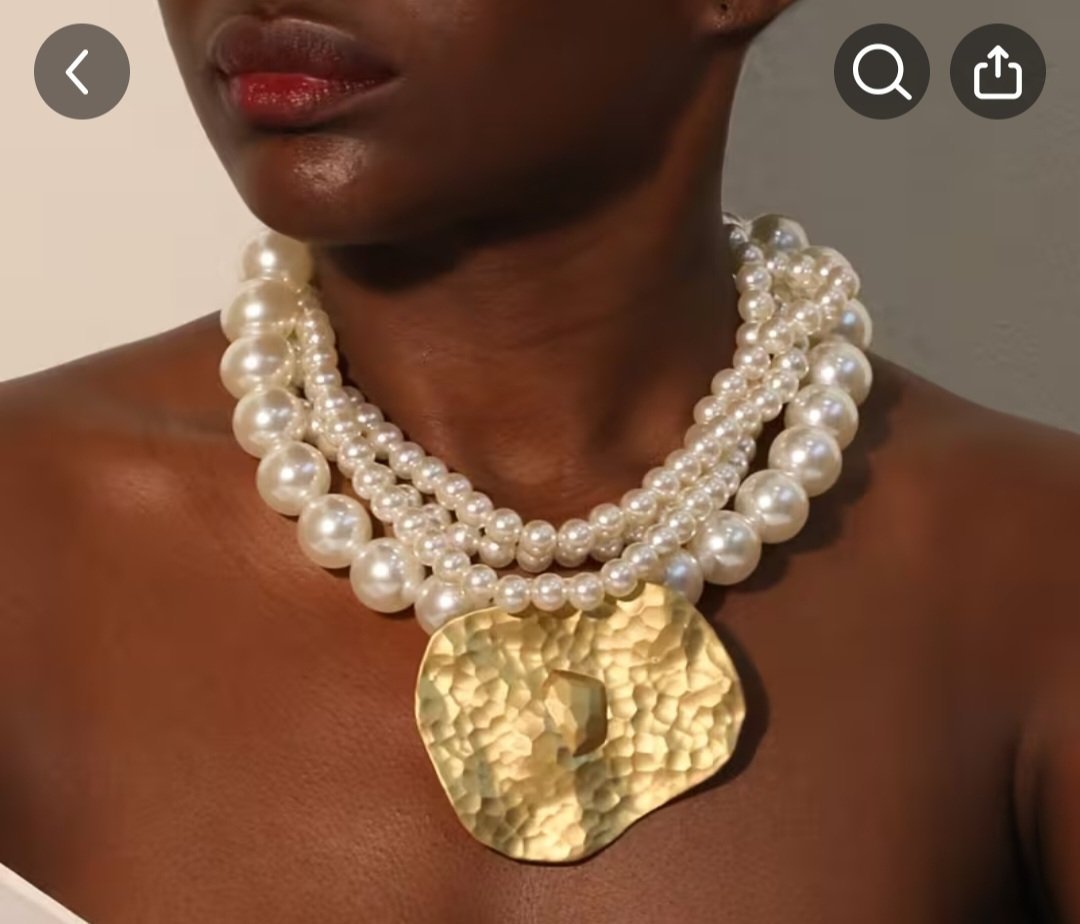 Sublime ❤️❤️❤️❤️collier ras du cou luxe multi couches en fausse perles avec pendentif doré martelé neuuuf 